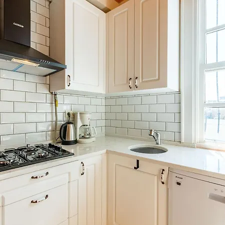 Eclectic And Cozy Apartment Near Popular Attractions In Beyoglu